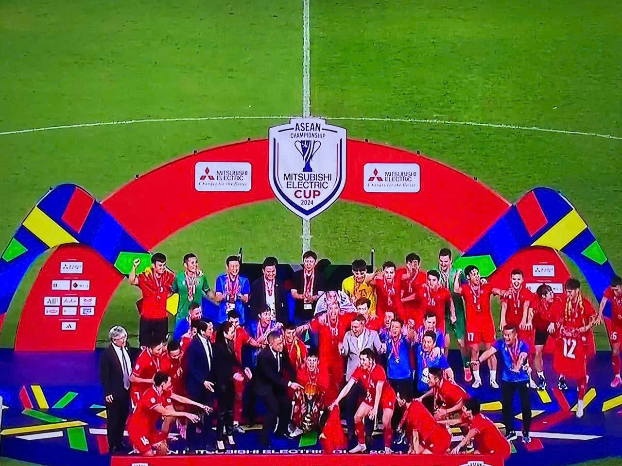 Huấn luyện viên Kim Sang-sik Đội tuyển Việt Nam AFF Cup 2024 Quản lý đội tuyển Việt Nam Thành công AFF Cup 2024 Chiến lược bóng đá Việt Nam